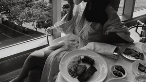 Kerennya Rebecca Klopper saat Nikmati Omelette di Hotel Mewah