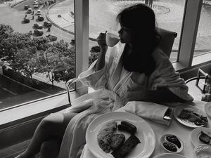 Kerennya Rebecca Klopper saat Nikmati Omelette di Hotel Mewah