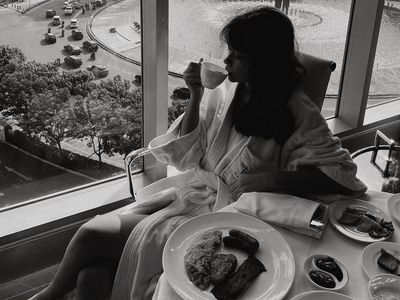 Kerennya Rebecca Klopper saat Nikmati Omelette di Hotel Mewah