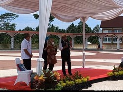 Ridwan Kamil Beri Tablet ke Ibu yang Empat Suaminya Selingkuh