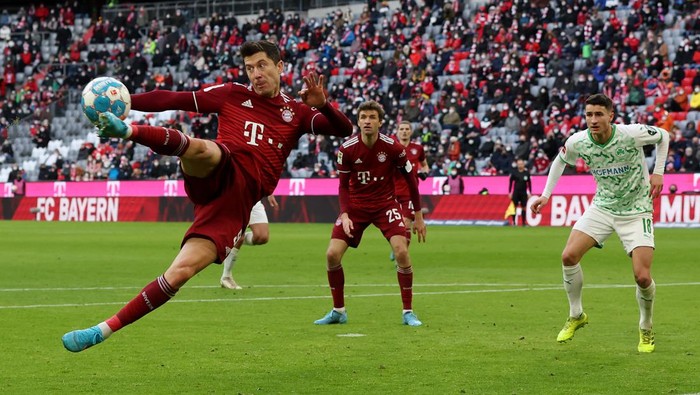MUNICH, GERMANY - FEBRUARY 20: Robert Lewandowski of FC Bayern Muenchen shoots during the Bundesliga match between FC Bayern München and SpVgg Greuther Fürth at Allianz Arena on February 20, 2022 in Munich, Germany. (Photo by Alexander Hassenstein/Getty Images)