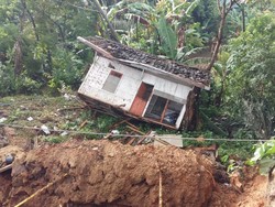 Satu Rumah Rusak Terseret Longsor di Campaka