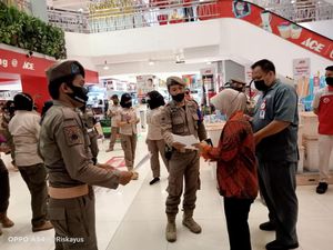 PPKM Level 3, Satpol PP Makassar Perketat Razia Prokes di Warkop hingga Mal PPKM Level 3, Satpol PP Makassar Perketat Razia Prokes di Warkop hingga Mal