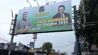 Senyum Simpul Anies di Spanduk Dukungan Capres