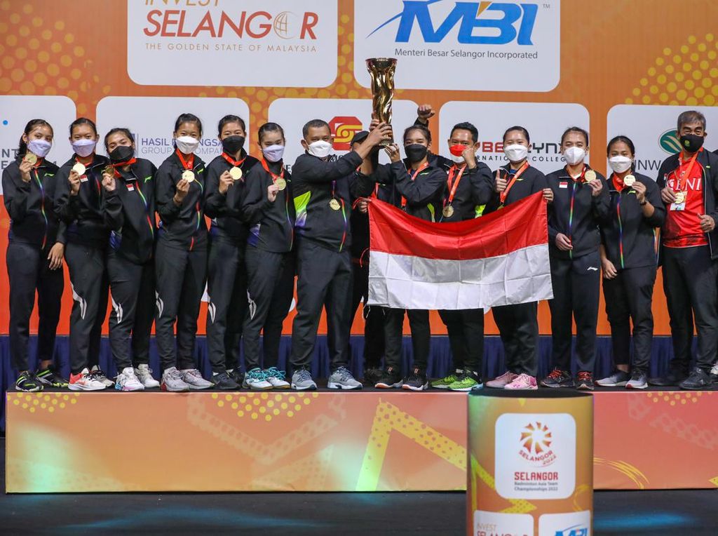 Tim Putri Juara BATC 2022: Merah Putih Berkibar, Indonesia Raya Menggema Tim Putri Juara BATC 2022: Merah Putih Berkibar, Indonesia Raya Menggema