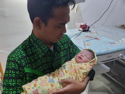 Bayi Ustaz Abdul Somad Sunat di Umur 8 Hari, Begini Potretnya