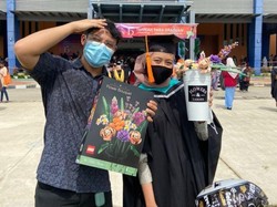 Anti Mainstream, Pria Ini Berikan Bunga dari Lego untuk Pacar yang Wisuda