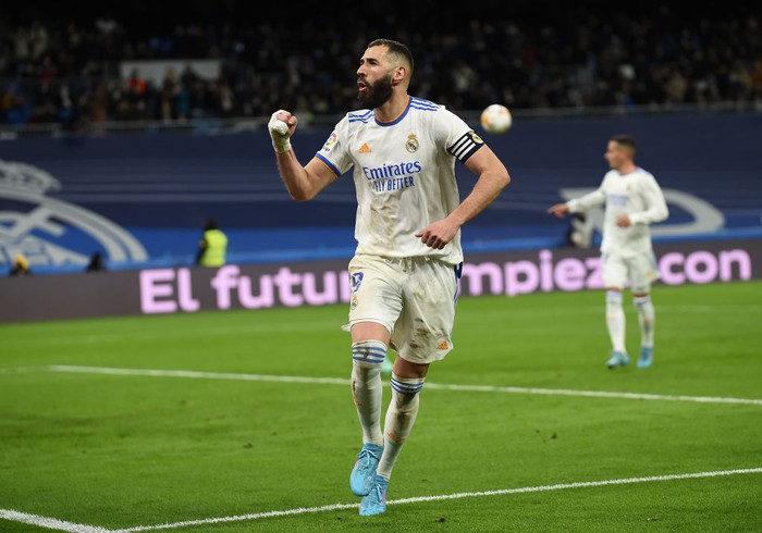 MADRID, SPAIN - FEBRUARY 19: Karim Benzema of Real Madrid  celebrates after scoring their team's third goal from the penalty spot during the LaLiga Santander match between Real Madrid CF and Deportivo Alaves at Estadio Santiago Bernabeu on February 19, 2022 in Madrid, Spain. (Photo by Denis Doyle/Getty Images)