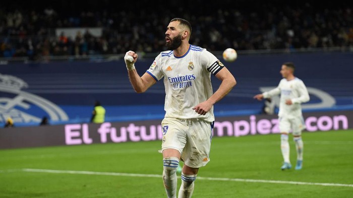 MADRID, SPAIN - FEBRUARY 19: Karim Benzema of Real Madrid  celebrates after scoring their teams third goal from the penalty spot during the LaLiga Santander match between Real Madrid CF and Deportivo Alaves at Estadio Santiago Bernabeu on February 19, 2022 in Madrid, Spain. (Photo by Denis Doyle/Getty Images)