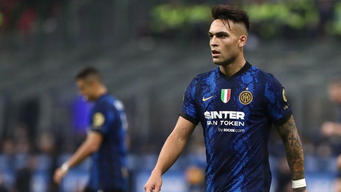 MILAN, ITALY - FEBRUARY 20: Lautaro Martinez of FC Internazionale looks on during the Serie A match between FC Internazionale and US Sassuolo at Stadio Giuseppe Meazza on February 20, 2022 in Milan, Italy. (Photo by Marco Luzzani/Getty Images)