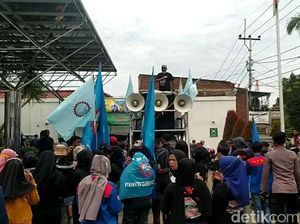 Buruh Cimahi Turun ke Jalan Tolak JHT Cair Usia 56 Tahun