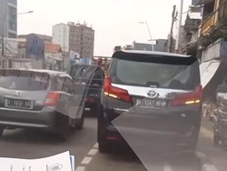 Viral Alphard RFR Berhenti di Bahu Jalan Jatinegara, Dikeluhkan Bikin Macet