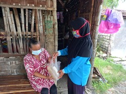 Organisasi Pemuda di Lamongan Kritik Pemerintah dengan Bagikan Migor-Tempe