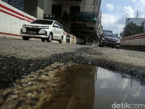 Ampun! Jalan Rusak di Rasuna Said Bikin Goyang Kanan-kiri