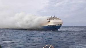 Potret Kapal Pengangkut Ribuan Mobil Mewah Terbakar Berhari-hari di Samudera Atlantik