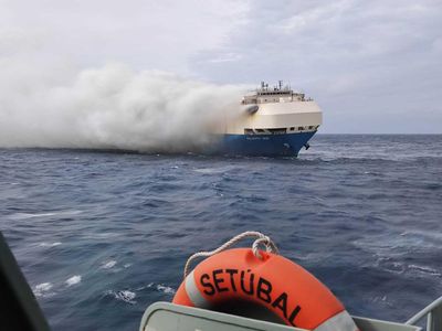 Potret Kapal Pengangkut Ribuan Mobil Mewah Terbakar Berhari-hari di Samudera Atlantik