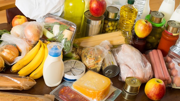 Pilih makanan kering atau kalengan yang sehat saat stok yang segar tidak tersedia.