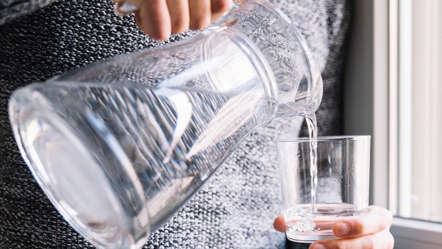 Memenuhi cairan tubuh sebagai anjuran pola makan pasien Omicron yang isoman.