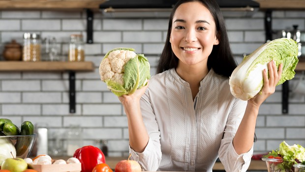 Mengonsumsi sayur dan buah bagi pasien yang terpapar Omicron.