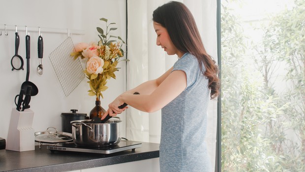 Mengonsumsi makanan rumahan bagi pasien Omicron yang isoman.