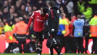 Leeds dan MU memang dikenal punya rivalitas tersendiri. Hal itu yang turut bikin Elanga jadi korban timpukan fans tim tuan rumah. Foto: Laurence Griffiths/Getty Images