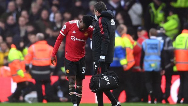 LEEDS, ENGLAND - FEBRUARY 20: Anthony Elanga of Manchester United receives medical treatment after being hit by an object from the crowd during the Premier League match between Leeds United and Manchester United at Elland Road on February 20, 2022 in Leeds, England. (Photo by Laurence Griffiths/Getty Images)