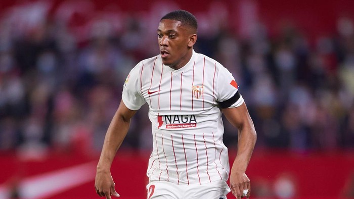 SEVILLE, SPAIN - FEBRUARY 11: Anthony Martial of Sevilla FC ai during the LaLiga Santander match between Sevilla FC and Elche CF at Estadio Ramon Sanchez Pizjuan on February 11, 2022 in Seville, Spain. (Photo by Fran Santiago/Getty Images)