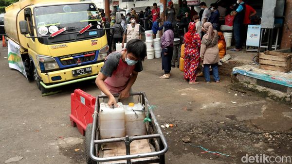 Antusias Pedagang Antre Minyak Goreng Curah di Bandung