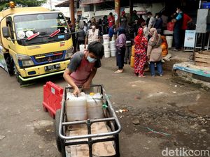 Antusias Pedagang Antre Minyak Goreng Curah di Bandung