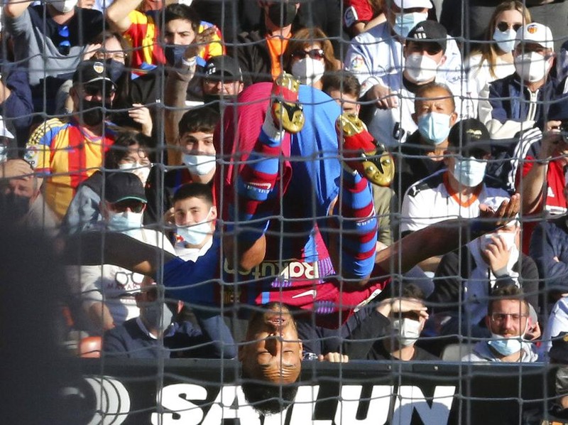 Barcelona's Pierre-Emerick Aubameyang, 2nd left, celebrates with team mates after scoring the opening goal during a Spanish La Liga soccer match between Valencia and Barcelona at the Mestalla stadium in Valencia, Spain, Sunday, Feb. 20, 2022. (AP Photo/Alberto Saiz)