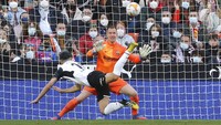 Valencia sempat menipiskan jarak lewat gol Carlos Soler di menit ke-52.
