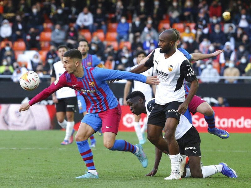 Barcelona's Pierre-Emerick Aubameyang, 2nd left, celebrates with team mates after scoring the opening goal during a Spanish La Liga soccer match between Valencia and Barcelona at the Mestalla stadium in Valencia, Spain, Sunday, Feb. 20, 2022. (AP Photo/Alberto Saiz)