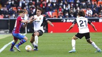 Sontekan Frenkie De Jong menambah skor menjadi 2-0, dan Aubameyang menutup babak pertama dengan skor 3-0 lewat gol di menit ke-38.
