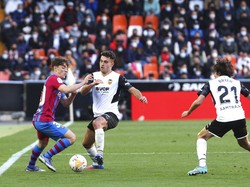 Sontekan Frenkie De Jong menambah skor menjadi 2-0, dan Aubameyang menutup babak pertama dengan skor 3-0 lewat gol di menit ke-38.