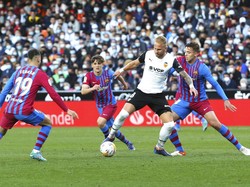 Valencia belum menyerah mengejar ketinggalan, namun akurasi penyelesaian akhir mereka tak sebaik Barcelona.