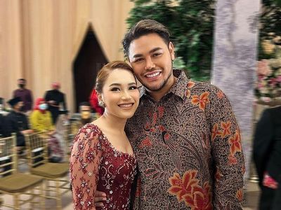8 Gaya Ivan Gunawan Dampingi Ayu Ting Ting di Nikahan Syifa, Gagah & Serasi
