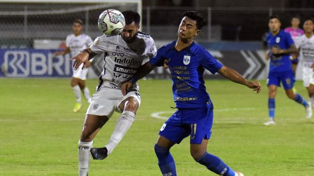 BALI UNITED KALAHKAN PSIS 1-0 Pesepak bola Bali United Brwa Nouri (kiri) berebut bola dengan pesepak bola PSIS Semarang Pratama Arhan (kanan) pada pertandingan Liga 1 di Stadion I Gusti Ngurah Rai, Denpasar, Bali, Minggu (20/2/2022). Bali United berhasil kalahkan PSIS Semarang dengan skor 1-0. ANTARA FOTO/Nyoman Hendra Wibowo/hp.