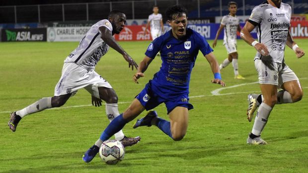 Pesepak bola Bali United Privat Mbarga (kiri) berebut bola dengan pesepak bola PSIS Semarang Alfeandra Dewangga (tengah) pada pertandingan Liga 1 di Stadion I Gusti Ngurah Rai, Denpasar, Bali, Minggu (20/2/2022). ANTARA FOTO/Nyoman Hendra Wibowo/hp.