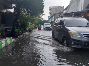 Banjir Rendam Kawasan Surabaya Usai Diguyur Hujan Disertai Angin Kencang