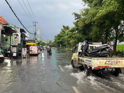 Hujan 2 Jam, Ruas Jalan HR Muhammad Surabaya Banjir Setinggi 40 Cm