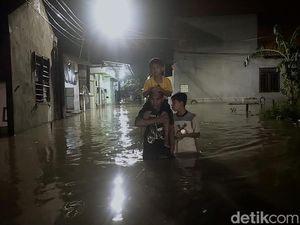 Banjir di Wiyung Surabaya Setinggi Pusar Orang Dewasa Banjir di Wiyung Surabaya Setinggi Pusar Orang Dewasa