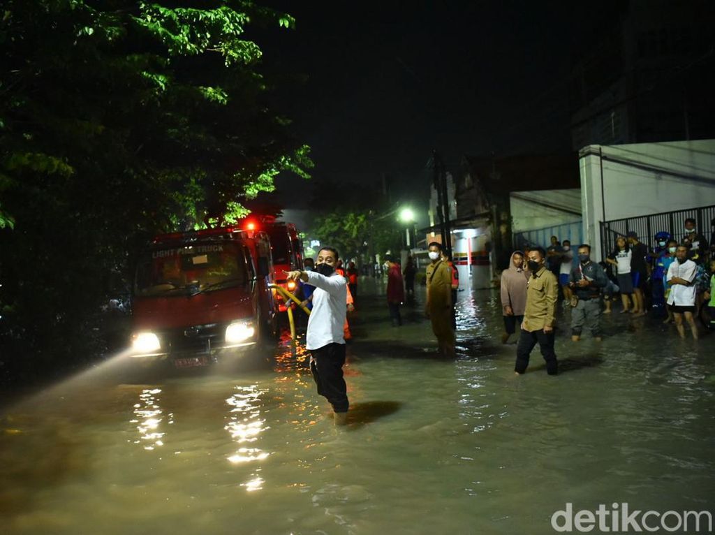 Wali Kota Surabaya Jelaskan soal Penyebab Banjir di Wiyung Wali Kota Surabaya Jelaskan soal Penyebab Banjir di Wiyung