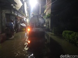 Pemkot Surabaya Sedot Banjir dari Gang-gang di Wiyung