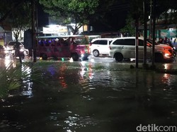 Jalan Wiyung Surabaya Macet Karena Dilanda Banjir