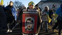 Bikin Salah Fokus! Poster Putin Jadi Hitler Mejeng di AS