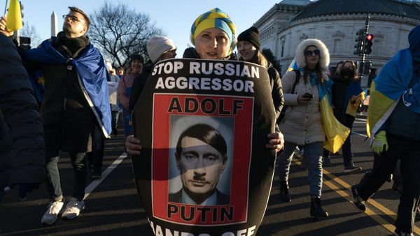 Bikin Salah Fokus! Poster Putin Jadi Hitler Mejeng di AS