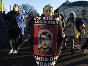 Bikin Salah Fokus! Poster Putin Jadi Hitler Mejeng di AS Bikin Salah Fokus! Poster Putin Jadi Hitler Mejeng di AS