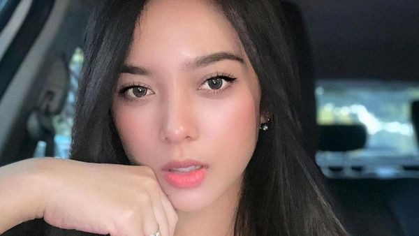 Potret Cinta Bela yang Bosan Ngartis dan Pilih Kerja Kantoran