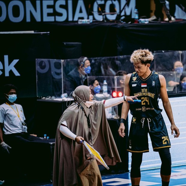 Penampilan Coach Ika dengan Hijabnya saat memberi arahan ke pemain Bima Perkasa