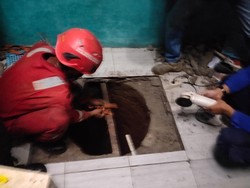 Cerita Damkar Evakuasi Mayat Pria dalam Sumur yang Istrinya Tewas di Bogor